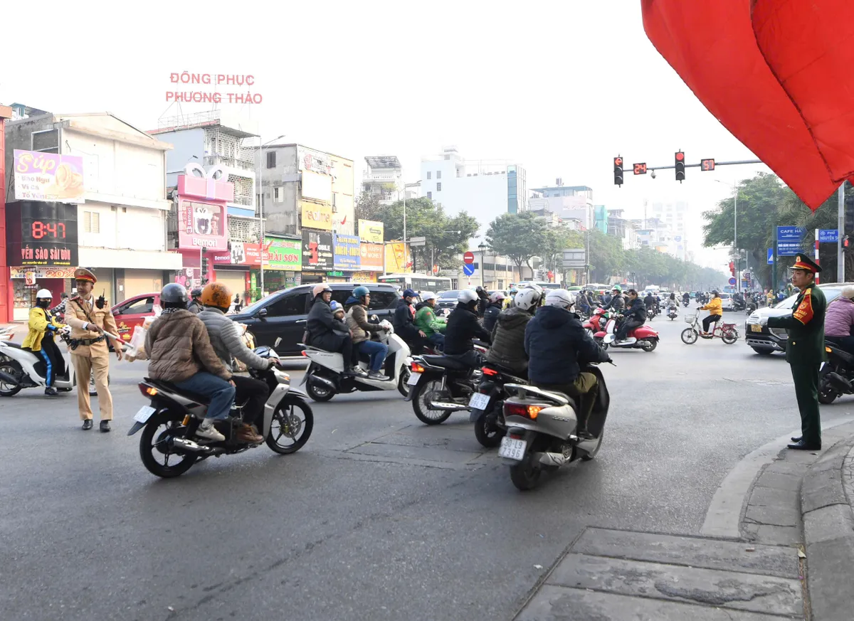 CSGT Hà Nội tăng cường lực lượng đảm bảo an toàn giao thông cho chuỗi sự kiện kỷ niệm lớn - Ảnh 5.