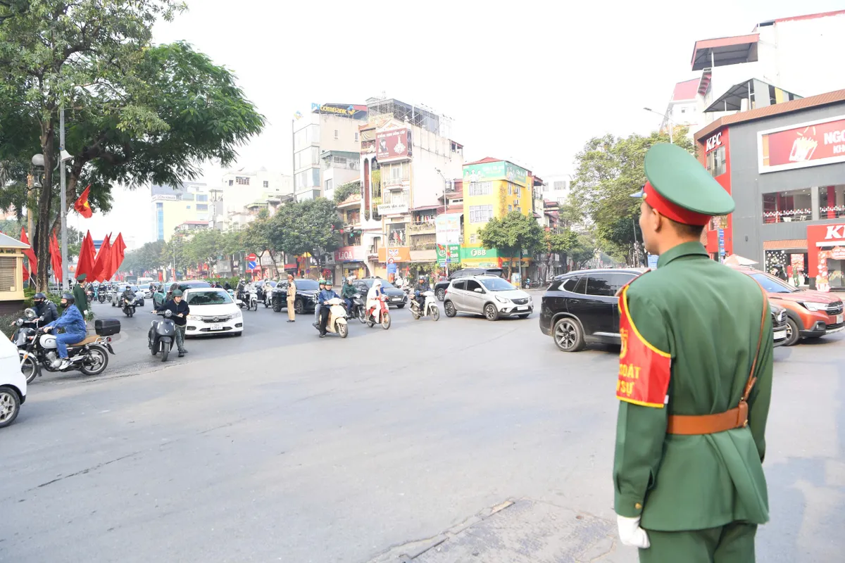 CSGT Hà Nội tăng cường lực lượng đảm bảo an toàn giao thông cho chuỗi sự kiện kỷ niệm lớn - Ảnh 3.