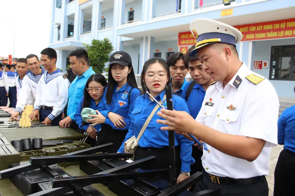 Vùng 2 Hải quân tuyên truyền biển đảo cho hơn 10 nghìn lượt người - Ảnh 8.