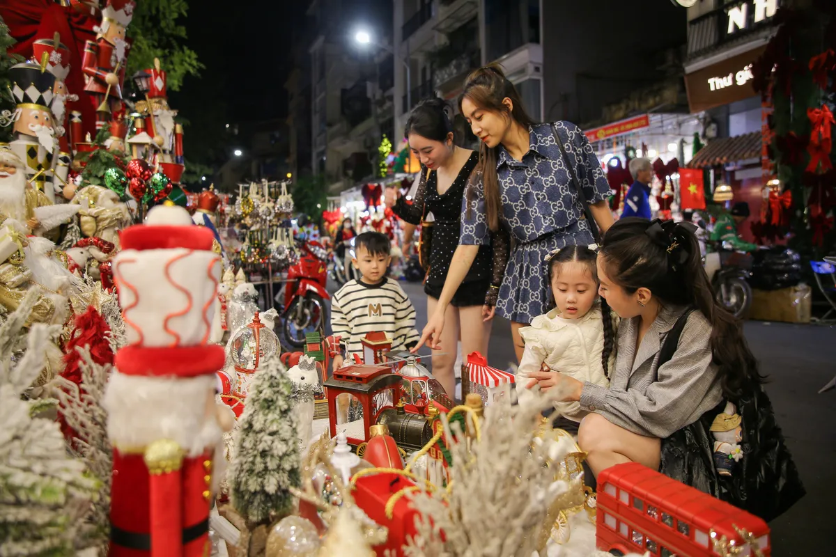 Thông tươi gây sốt mùa Giáng sinh 2024 - Ảnh 2.