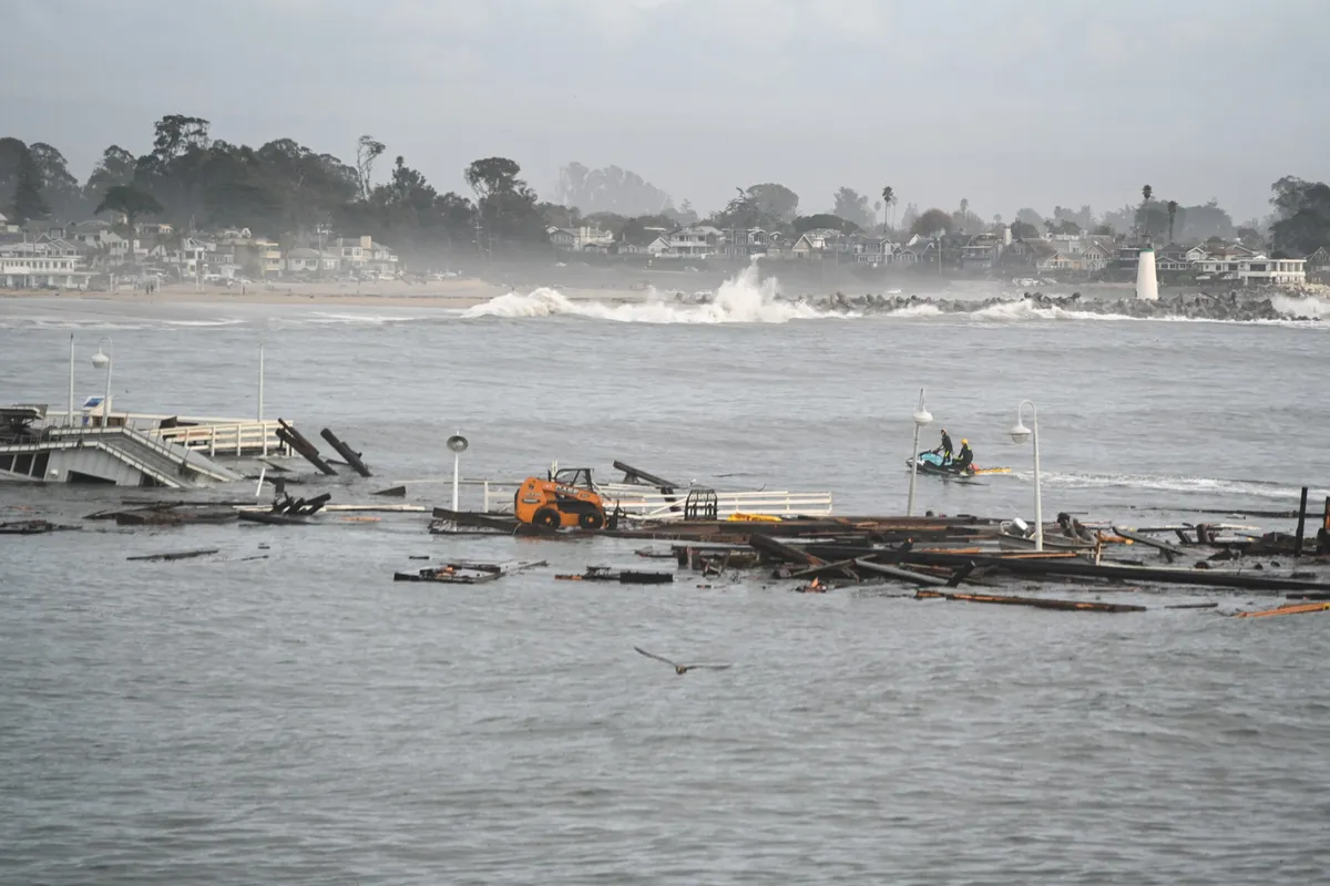 Bão lớn gây sập cầu cảng tại bang California, Mỹ - Ảnh 1.