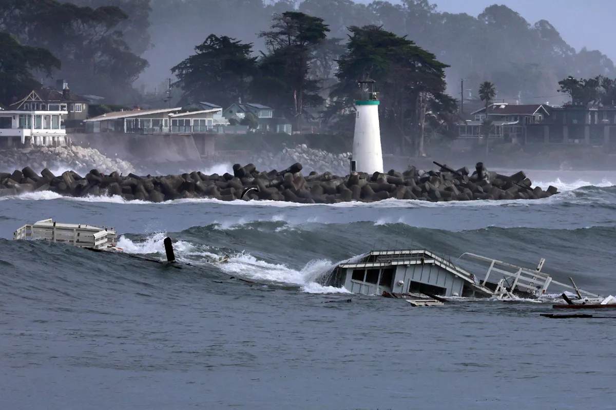 Bão lớn gây sập cầu cảng tại bang California, Mỹ - Ảnh 2.