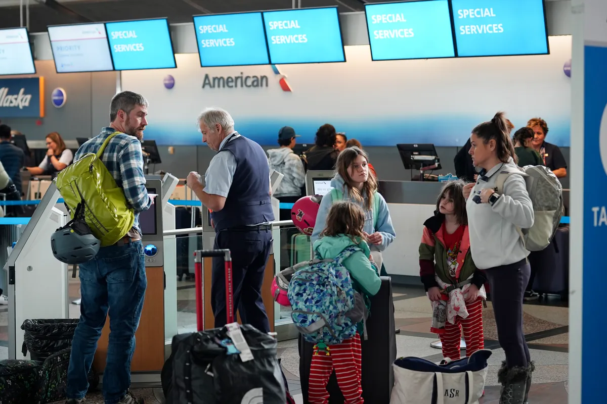 American Airlines tạm dừng tất cả các chuyến bay đúng ngày Giáng sinh tại Mỹ - Ảnh 1.