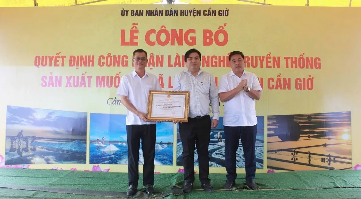 Nghề sản xuất muối Lý Nhơn - Cần Giờ được công nhận làng nghể truyền thống - Ảnh 1.