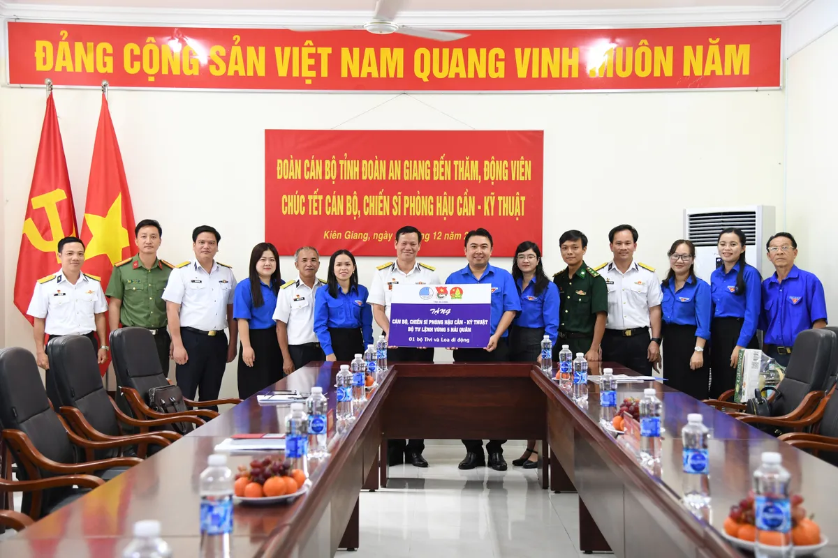 Hải quân Vùng 5 và Tỉnh đoàn An Giang tăng cường phối hợp tuyên truyền biển, đảo - Ảnh 1.