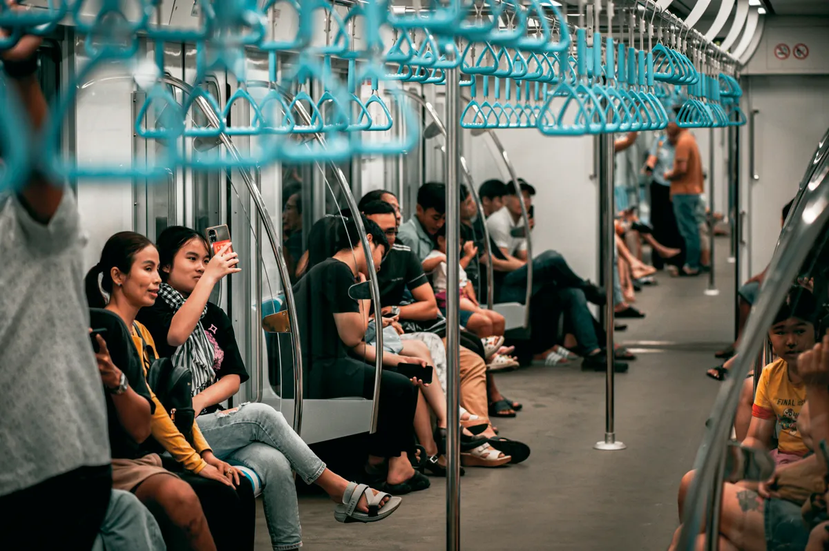 Trải nghiệm mới mẻ cùng tàu Metro số 1 - Ảnh 1.