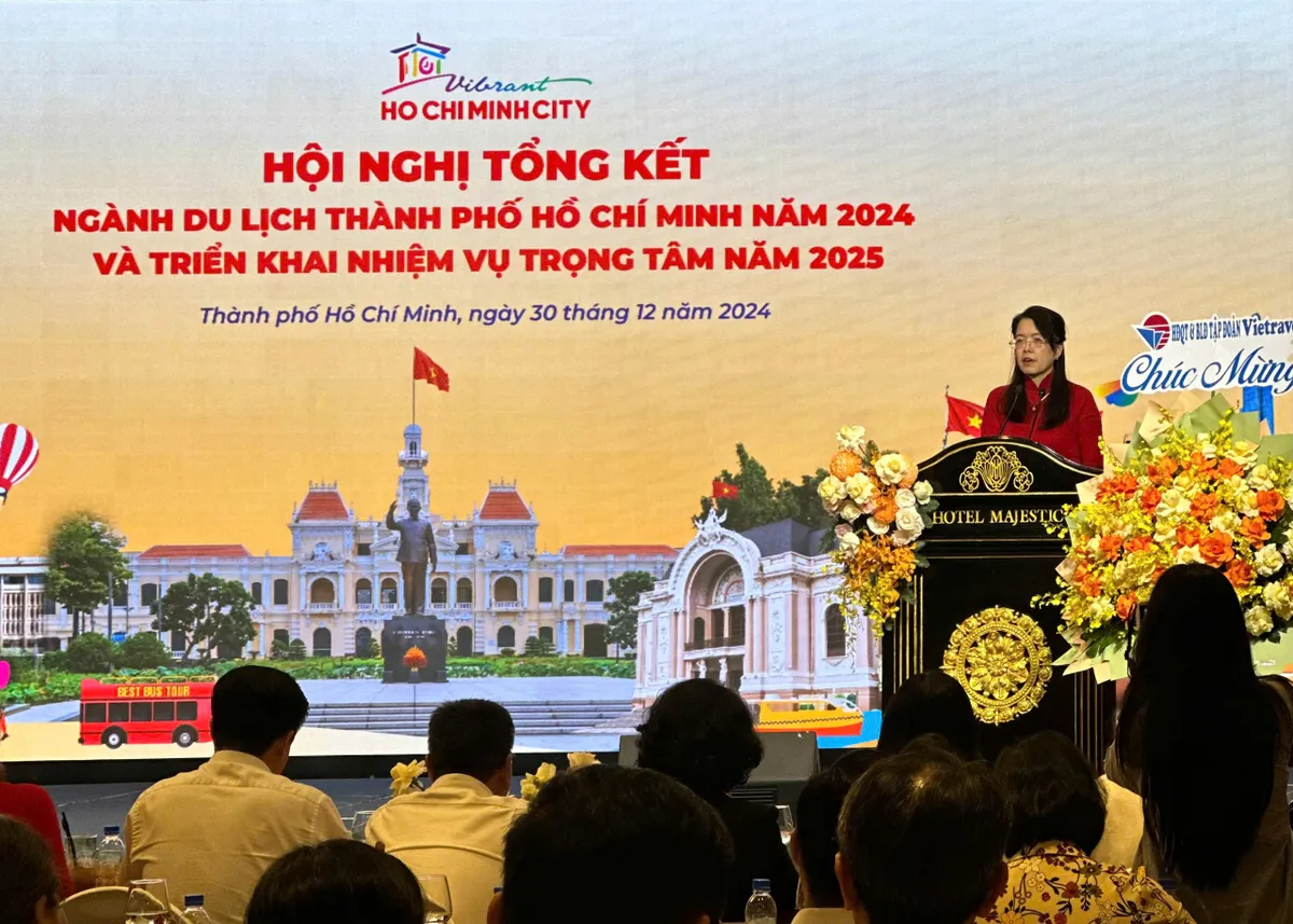 Du lịch TP Hồ Chí Minh thu 190 ngàn tỷ đồng trong năm 2025 - Ảnh 1.