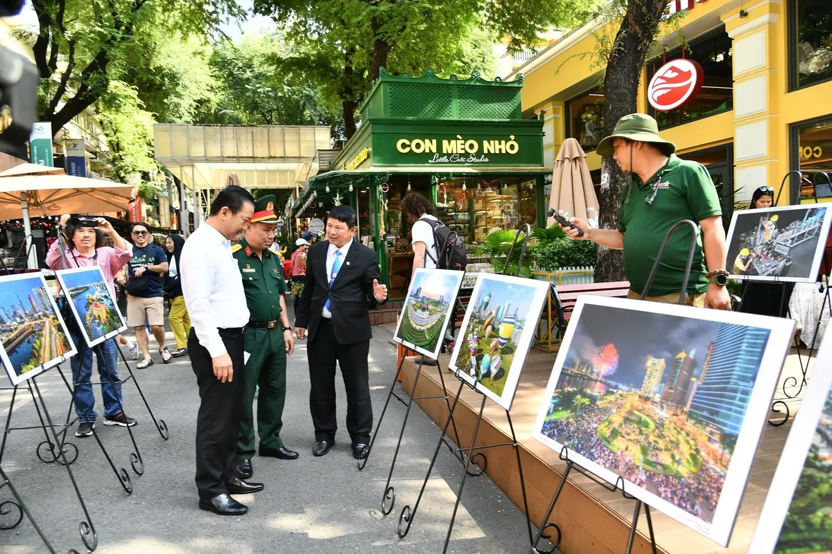 Khai mạc triển lãm ảnh “TP Hồ Chí Minh - 50 năm tự hào bản hùng ca” - Ảnh 2.