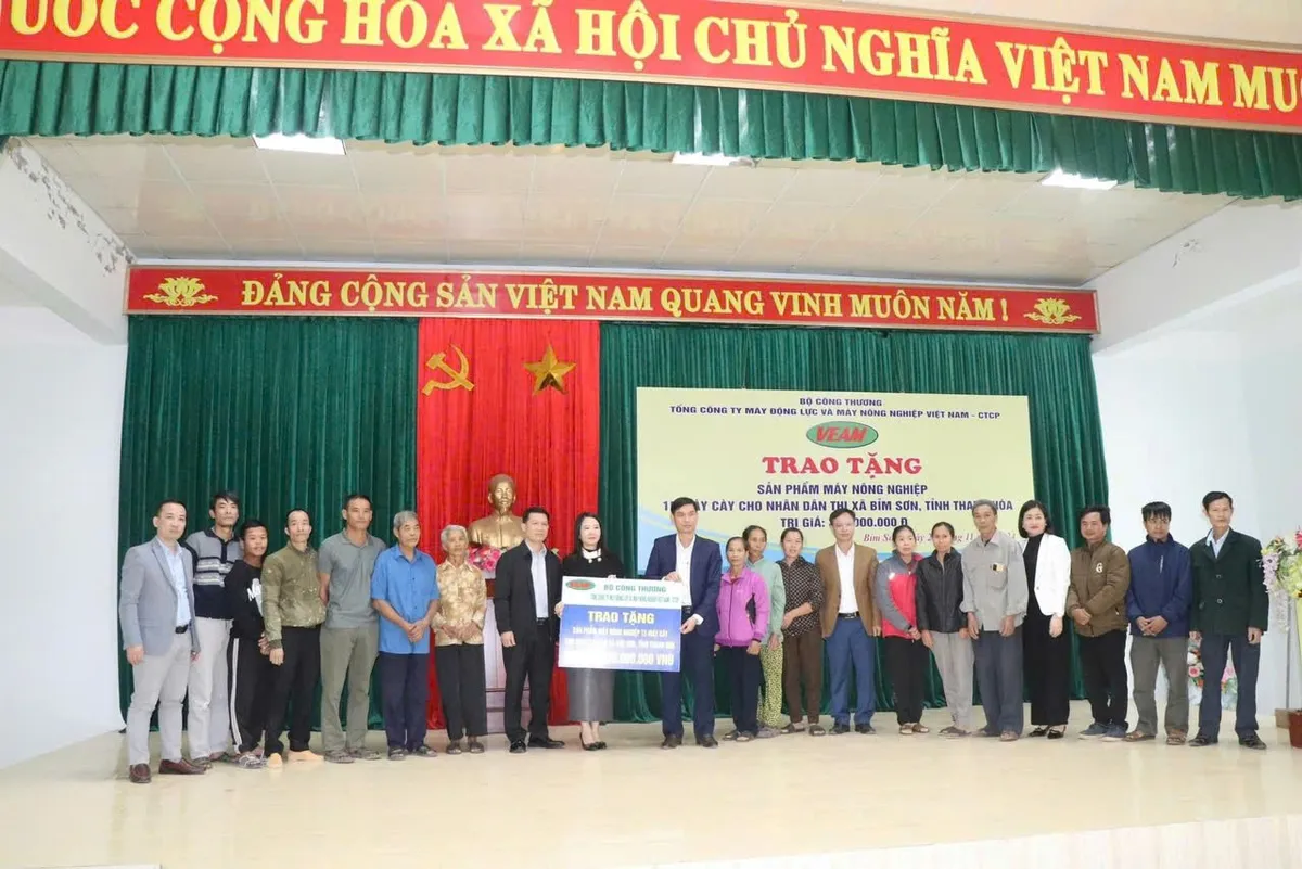 Tổng công ty VEAM trao tặng 170 máy cày tay BS86 cho nông dân các tỉnh bị thiệt hại do bão lũ - Ảnh 3.