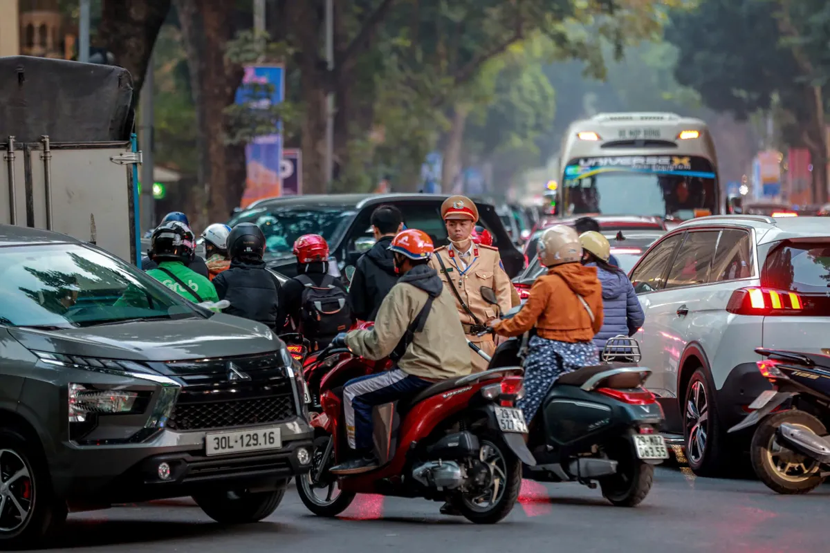 Người dân ùn ùn đổ về hồ Hoàn Kiếm đón năm mới, CSGT căng mình điều tiết giao thông - Ảnh 4.