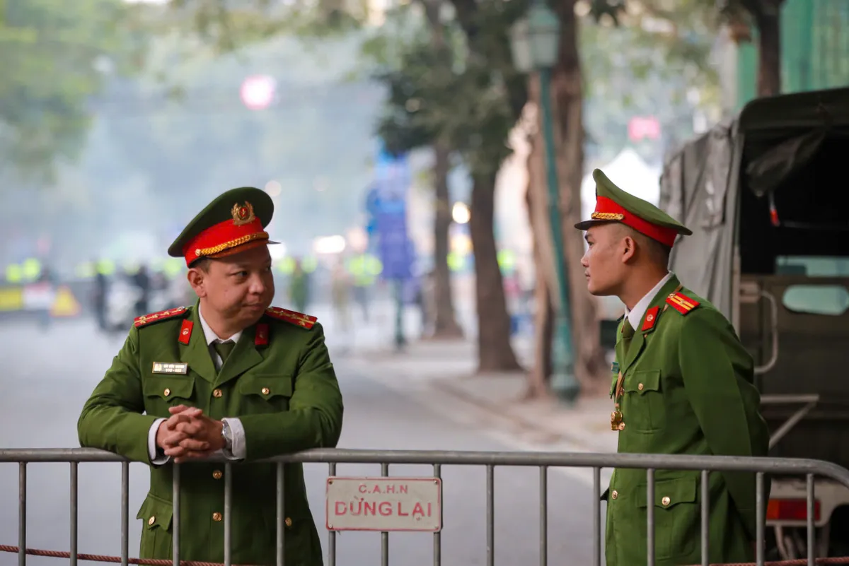 Người dân ùn ùn đổ về hồ Hoàn Kiếm đón năm mới, CSGT căng mình điều tiết giao thông - Ảnh 8.