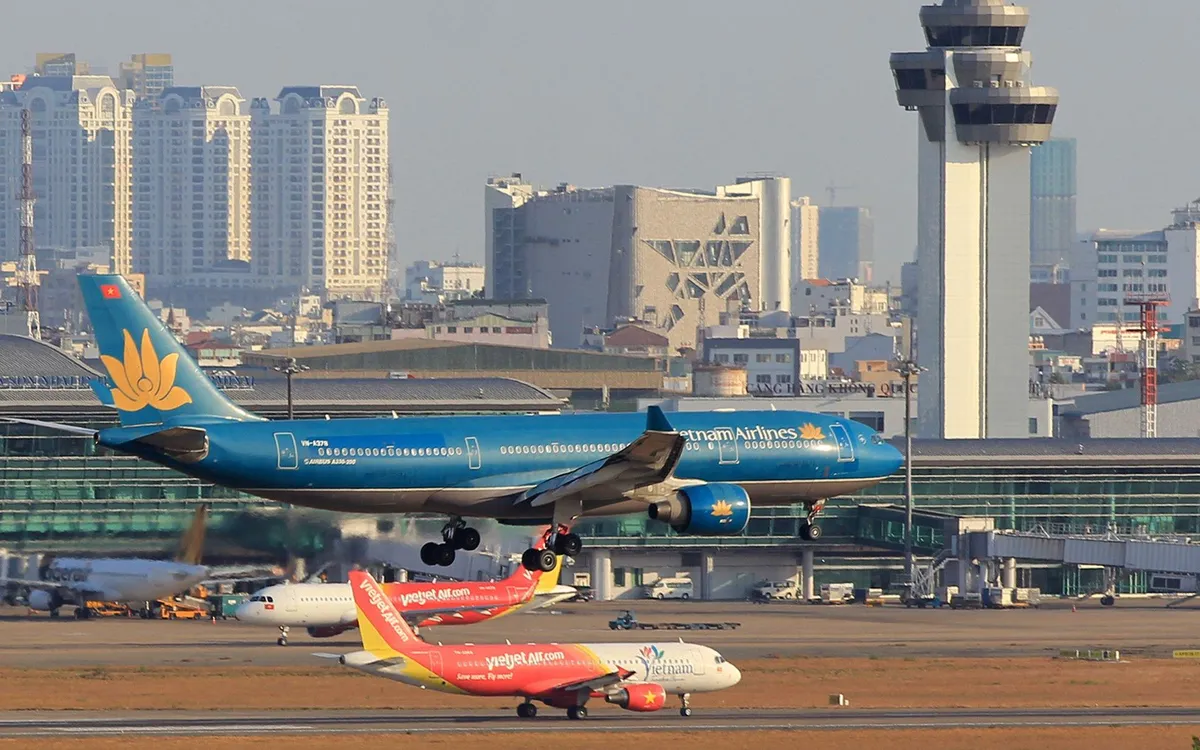 Giá nhiên liệu bay tăng gấp 3 lần, ngành hàng không bàn phương án ứng phó - Ảnh 1.
