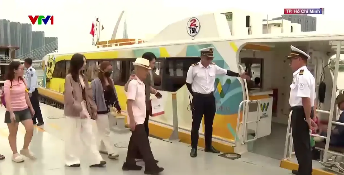 Ng&agrave;y đầu năm mới 2025 vui tươi, h&acirc;n hoan tr&ecirc;n cả nước - Ảnh 2.