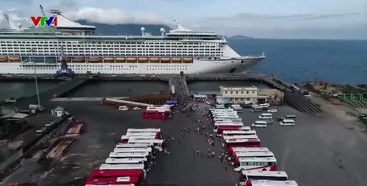 Miền Trung đ&oacute;n h&agrave;ng ngh&igrave;n kh&aacute;ch du lịch trong ng&agrave;y đầu ti&ecirc;n của năm 2025 - Ảnh 1.