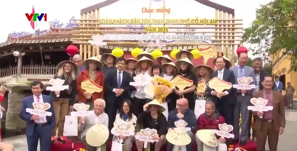 Miền Trung đ&oacute;n h&agrave;ng ngh&igrave;n kh&aacute;ch du lịch trong ng&agrave;y đầu ti&ecirc;n của năm 2025 - Ảnh 2.