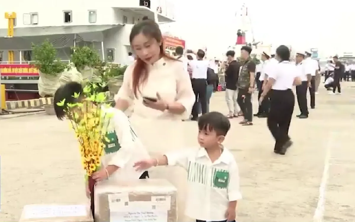 Những chuyến tàu mang Tết đến nhà giàn DK1 - Ảnh 1. Những chuyến tàu mang Tết đến nhà giàn DK1 - Ảnh 1.