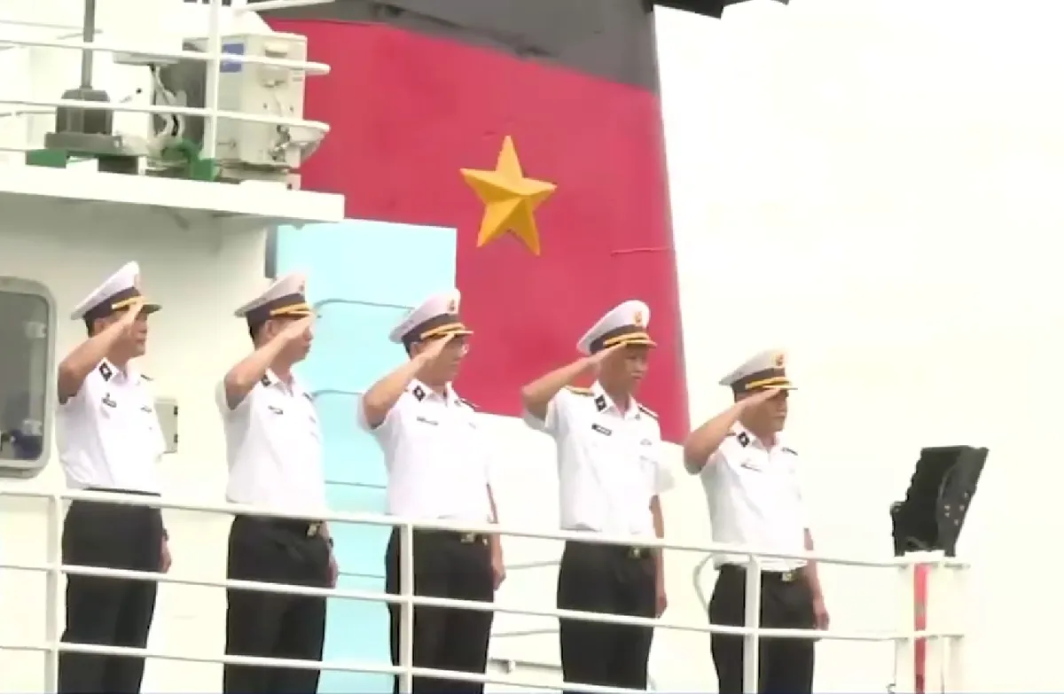 Những chuyến tàu mang Tết đến nhà giàn DK1 - Ảnh 3. Những chuyến tàu mang Tết đến nhà giàn DK1 - Ảnh 3.