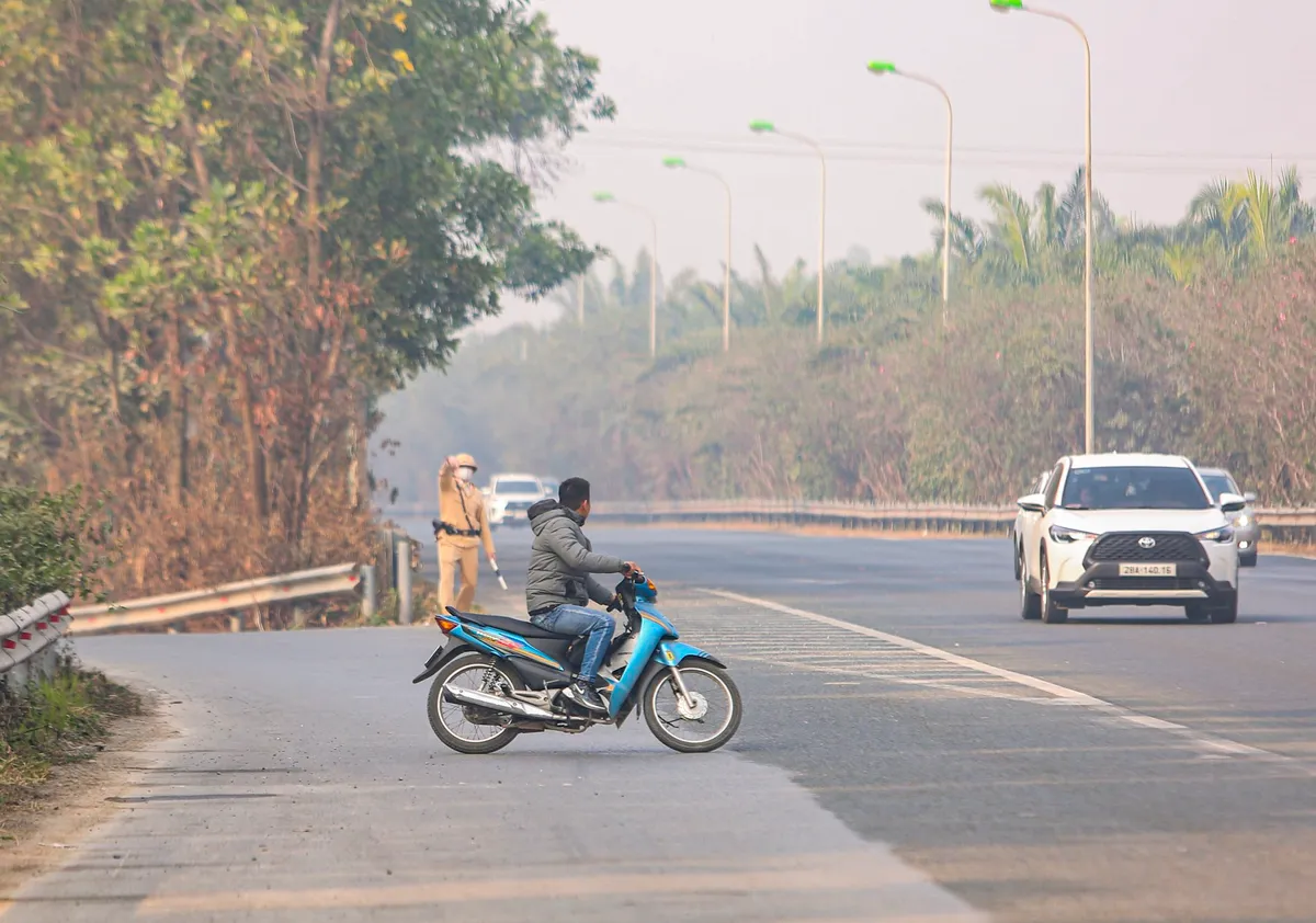 Cảnh sát giao thông Hà Nội xử lý nghiêm vi phạm trong ngày đầu năm mới - Ảnh 13. Cảnh sát giao thông Hà Nội xử lý nghiêm vi phạm trong ngày đầu năm mới - Ảnh 13.