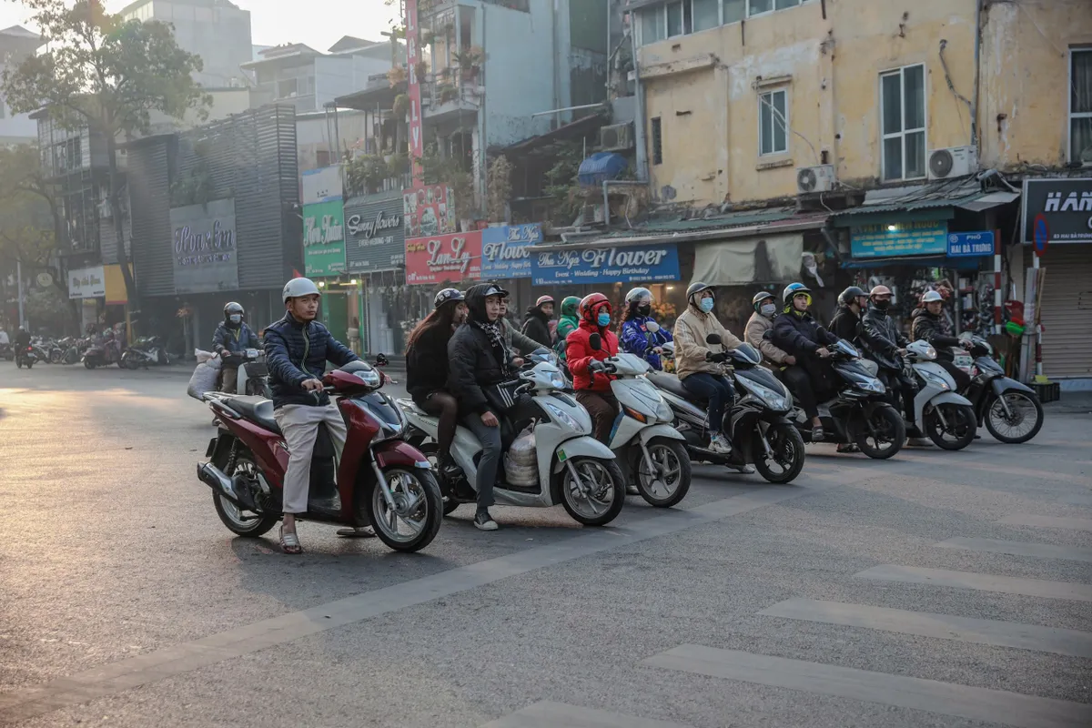 Cảnh sát giao thông Hà Nội xử lý nghiêm vi phạm trong ngày đầu năm mới - Ảnh 8. Cảnh sát giao thông Hà Nội xử lý nghiêm vi phạm trong ngày đầu năm mới - Ảnh 8.