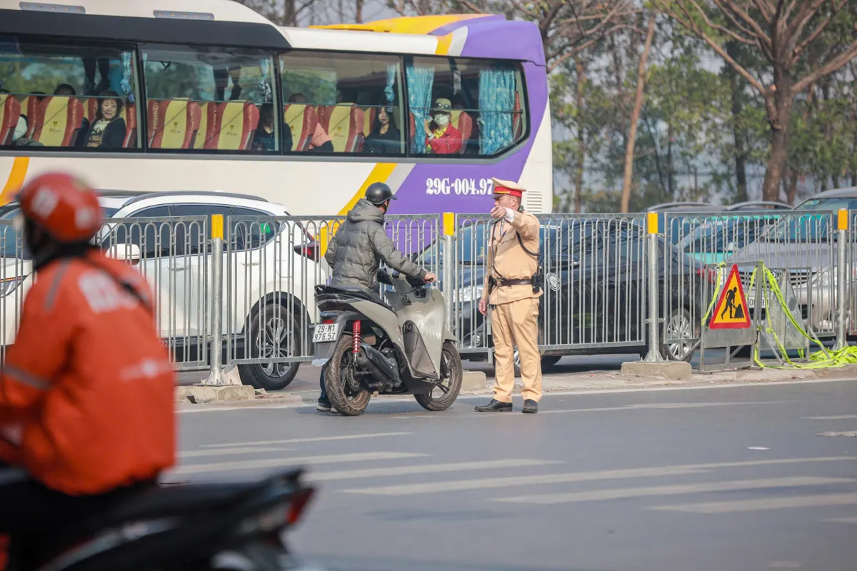 Cảnh sát giao thông Hà Nội xử lý nghiêm vi phạm trong ngày đầu năm mới - Ảnh 3.