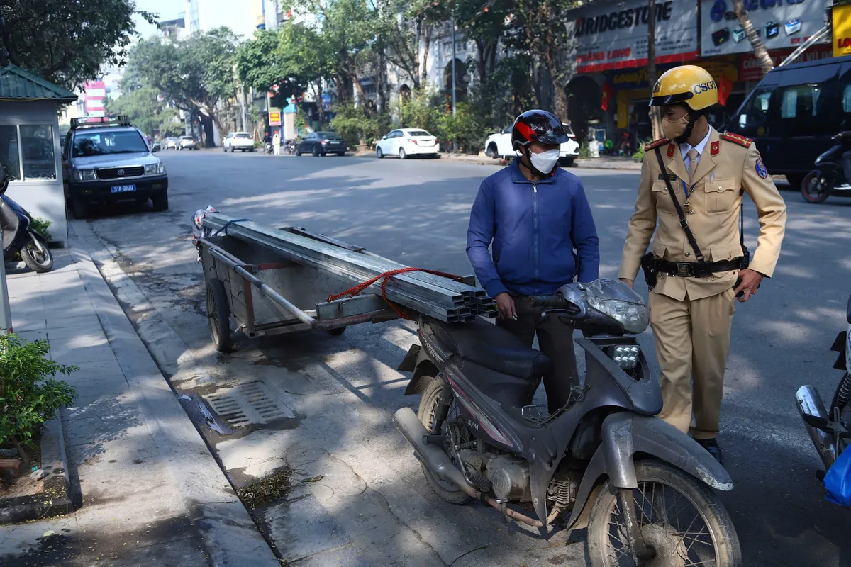 Cảnh sát giao thông Hà Nội xử lý nghiêm vi phạm trong ngày đầu năm mới - Ảnh 6. Cảnh sát giao thông Hà Nội xử lý nghiêm vi phạm trong ngày đầu năm mới - Ảnh 6.
