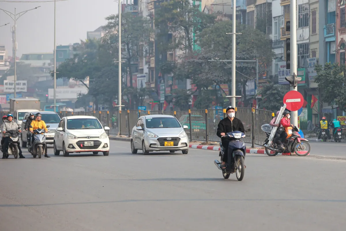 Cảnh sát giao thông Hà Nội xử lý nghiêm vi phạm trong ngày đầu năm mới - Ảnh 4. Cảnh sát giao thông Hà Nội xử lý nghiêm vi phạm trong ngày đầu năm mới - Ảnh 4.