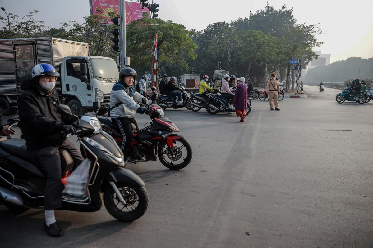 Cảnh sát giao thông Hà Nội xử lý nghiêm vi phạm trong ngày đầu năm mới - Ảnh 10. Cảnh sát giao thông Hà Nội xử lý nghiêm vi phạm trong ngày đầu năm mới - Ảnh 10.