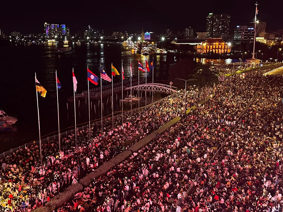 TP Hồ Chí Minh tưng bừng chào đón năm mới 2025 với màn pháo hoa hoành tráng - Ảnh 1. TP Hồ Chí Minh tưng bừng chào đón năm mới 2025 với màn pháo hoa hoành tráng - Ảnh 1.