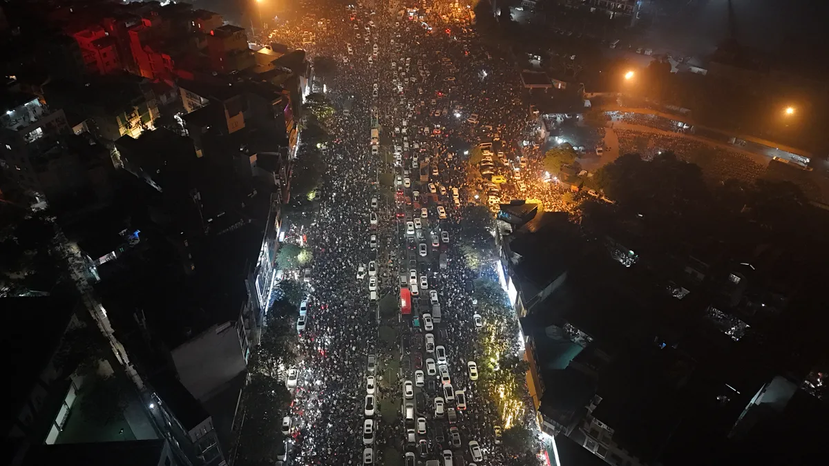 Mỹ Đình chật cứng hàng chục vạn người đón xem pháo hoa 2025 - Ảnh 2.