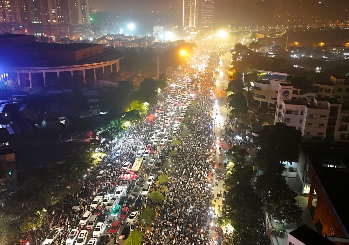 Hà Nội rực rỡ pháo hoa chào năm mới 2025 - Ảnh 11.