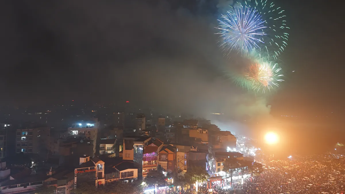 Mỹ Đình chật cứng hàng chục vạn người đón xem pháo hoa 2025 - Ảnh 4.