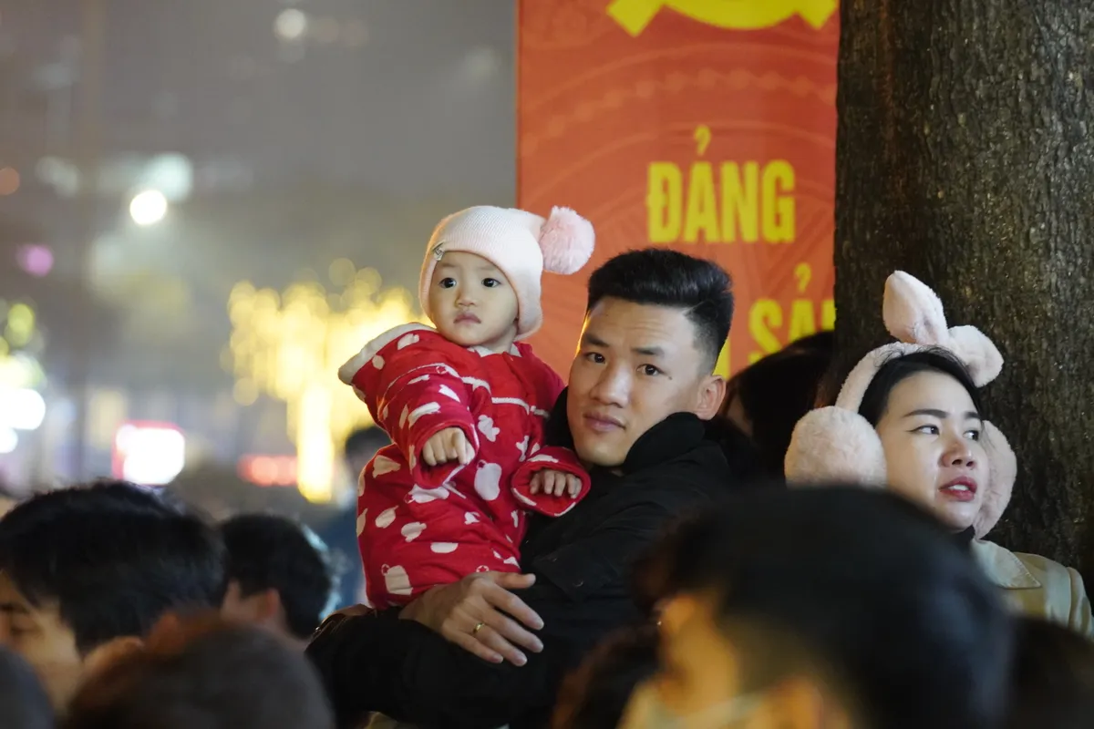 Mỹ Đình chật cứng hàng chục vạn người đón xem pháo hoa 2025 - Ảnh 5.