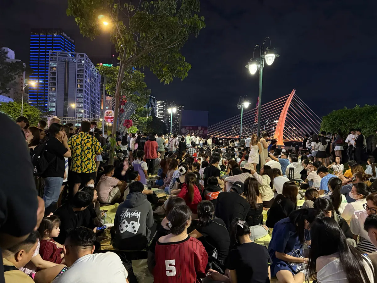 TP Hồ Chí Minh tưng bừng chào đón năm mới 2025 với màn pháo hoa hoành tráng - Ảnh 2. TP Hồ Chí Minh tưng bừng chào đón năm mới 2025 với màn pháo hoa hoành tráng - Ảnh 2.