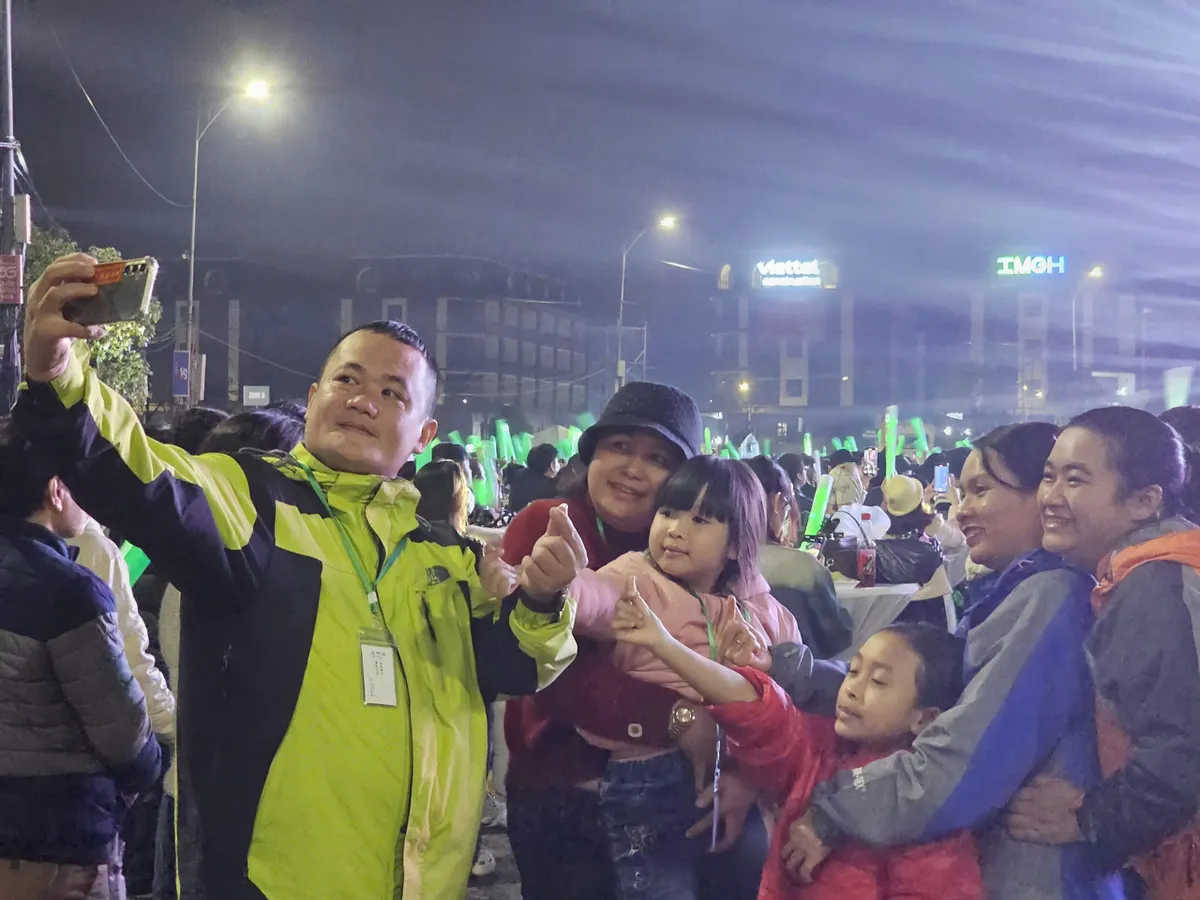 Người dân Huế háo hức chờ đón thời khắc lịch sử - Ảnh 5. Người dân Huế háo hức chờ đón thời khắc lịch sử - Ảnh 5.