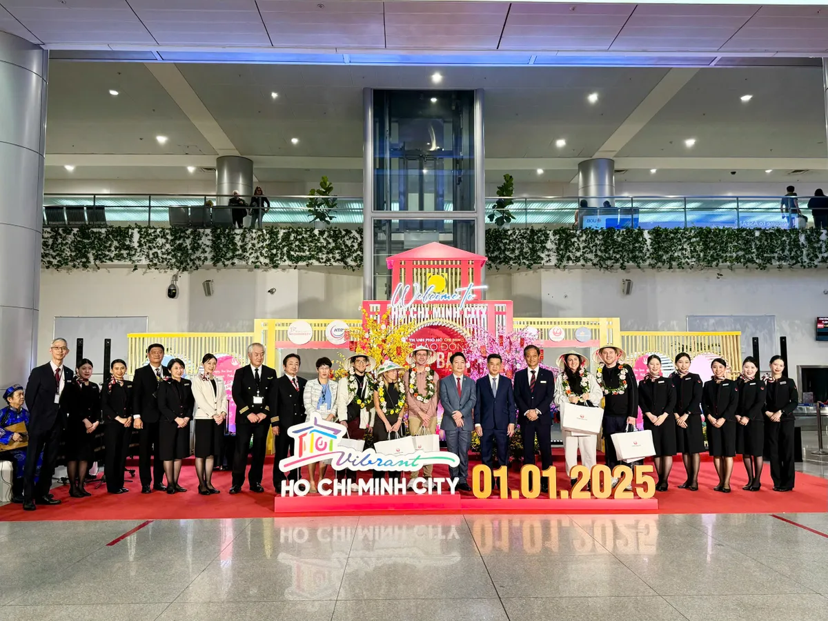 TP Hồ Chí Minh đón những vị khách đầu tiên trong năm mới      - Ảnh 1.