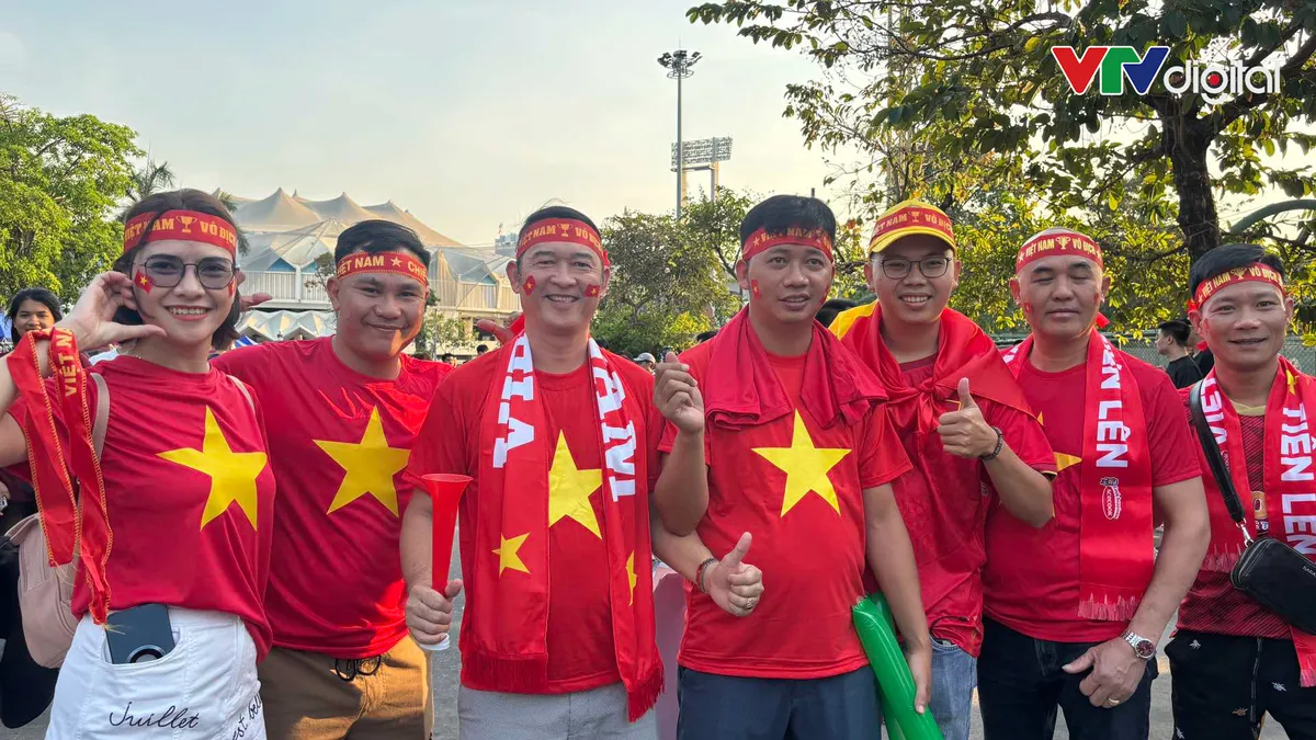 Chung kết lượt về ASEAN Cup 2024: Cổ động viên Việt Nam nhuộm đỏ đường phố Thái Lan - Ảnh 4.