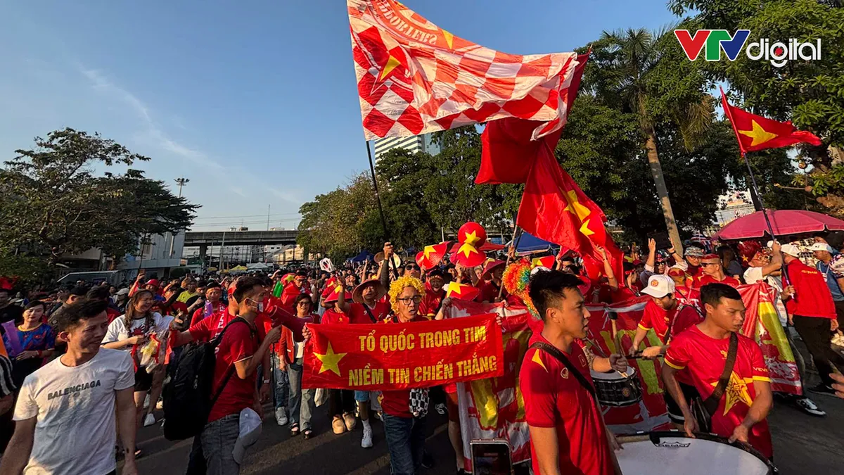 Chung kết lượt về ASEAN Cup 2024: Cổ động viên Việt Nam nhuộm đỏ đường phố Thái Lan - Ảnh 9.