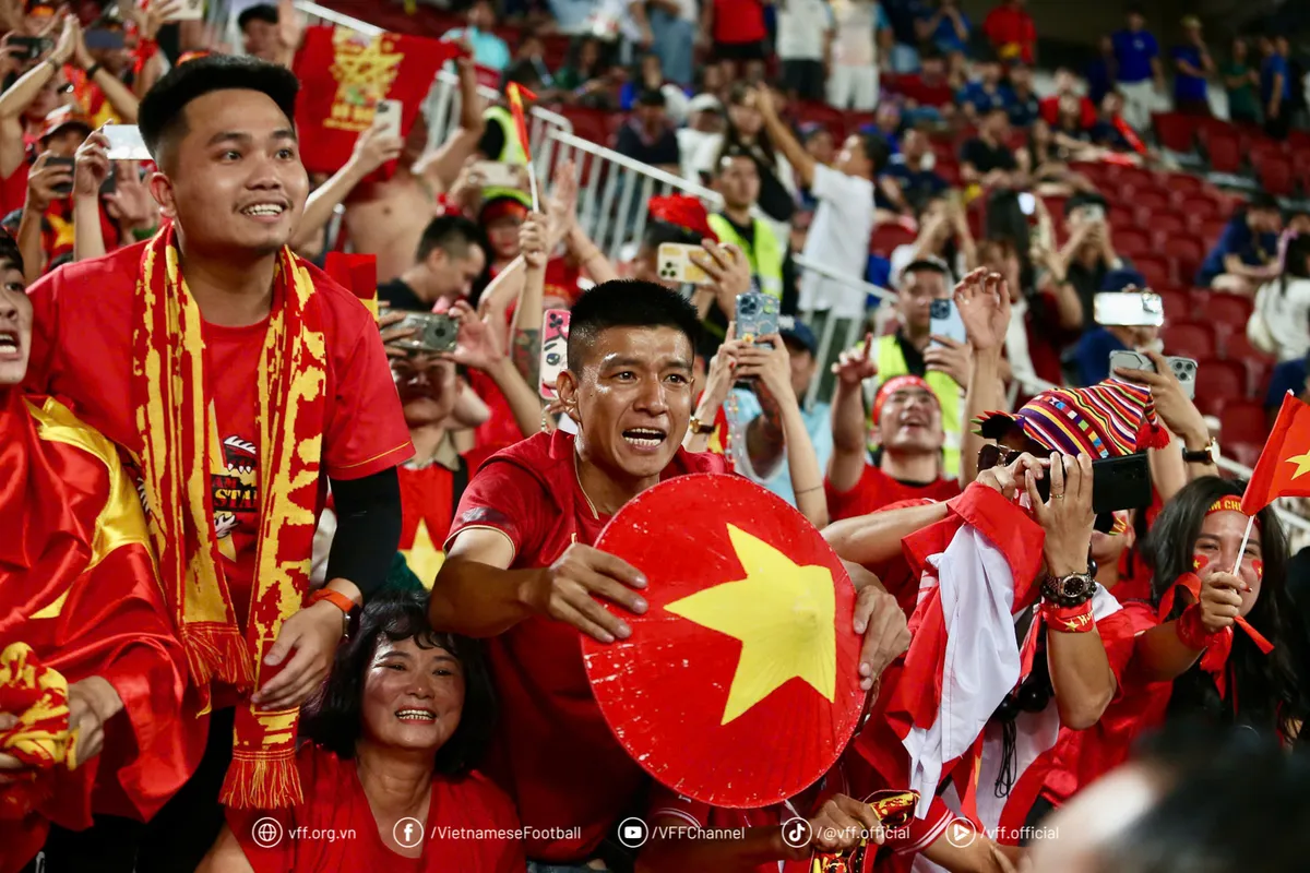 HLV Kim Sang Sik: “Cảm ơn các cầu thủ đã không từ bỏ, đã chiến đấu đến cùng!” - Ảnh 1.