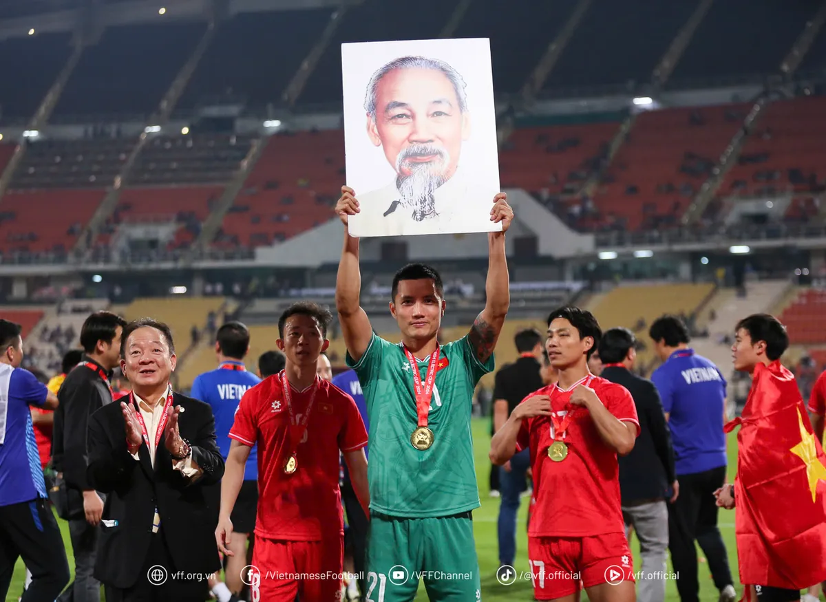 HLV Kim Sang Sik: “Cảm ơn các cầu thủ đã không từ bỏ, đã chiến đấu đến cùng!” - Ảnh 2.