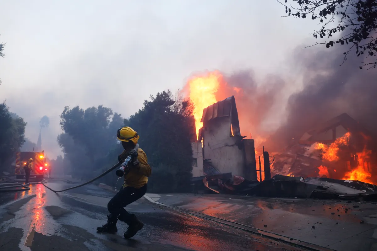 Cháy rừng ở California đe dọa vùng ngoại ô Los Angeles, cư dân phải sơ tán - Ảnh 4.