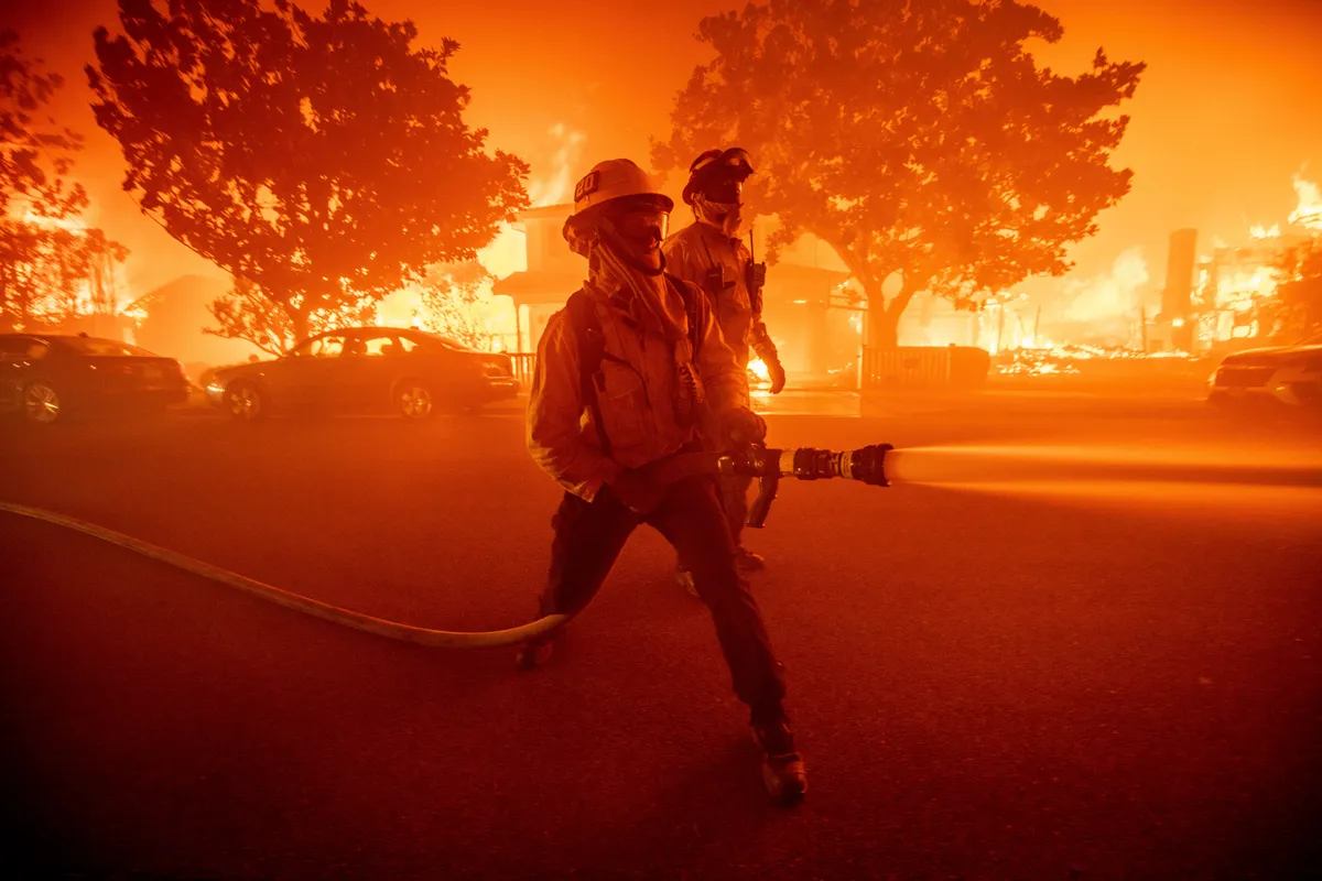 Cháy rừng ở California đe dọa vùng ngoại ô Los Angeles, cư dân phải sơ tán - Ảnh 3.