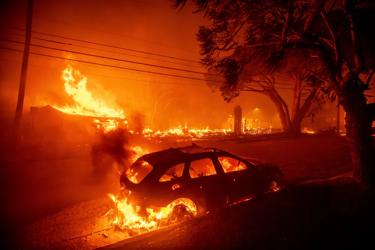 Cháy rừng ở California đe dọa vùng ngoại ô Los Angeles, cư dân phải sơ tán - Ảnh 1.