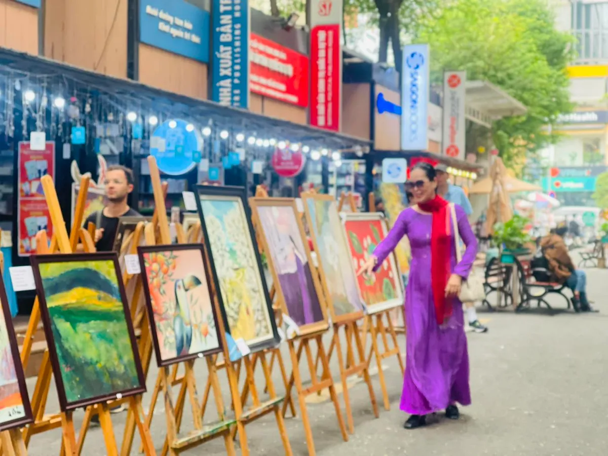 Triển lãm mỹ thuật “Sắc màu Phương Nam”: khát khao nghệ thuật của trẻ em khuyết tật - Ảnh 5.