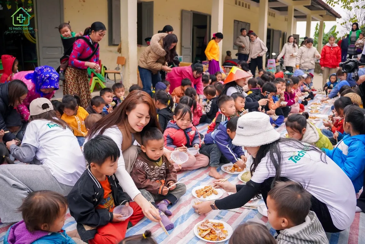 Tủ Thuốc Cho Em mang mùa Tết đủ đầy đến những điểm trường khó khăn ở Hà Giang - Ảnh 6.