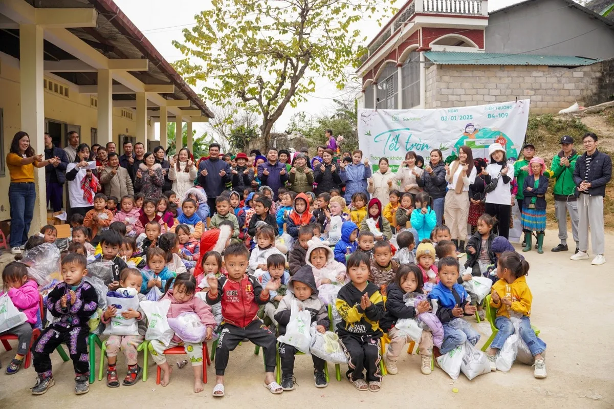 Tủ Thuốc Cho Em mang mùa Tết đủ đầy đến những điểm trường khó khăn ở Hà Giang - Ảnh 7.