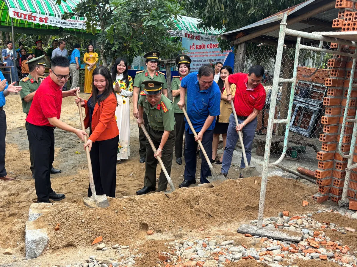 Công an Khánh Hòa chung tay xây dựng 7 căn nhà tình nghĩa cho hộ nghèo - Ảnh 4.