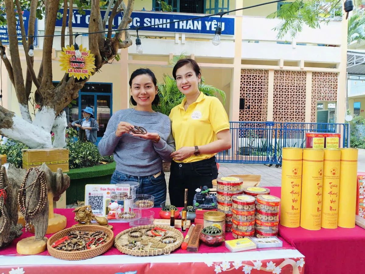 Nha Trang rộn ràng với Hội chợ “Xuân sum vầy – Tết sẻ chia” - Ảnh 4.