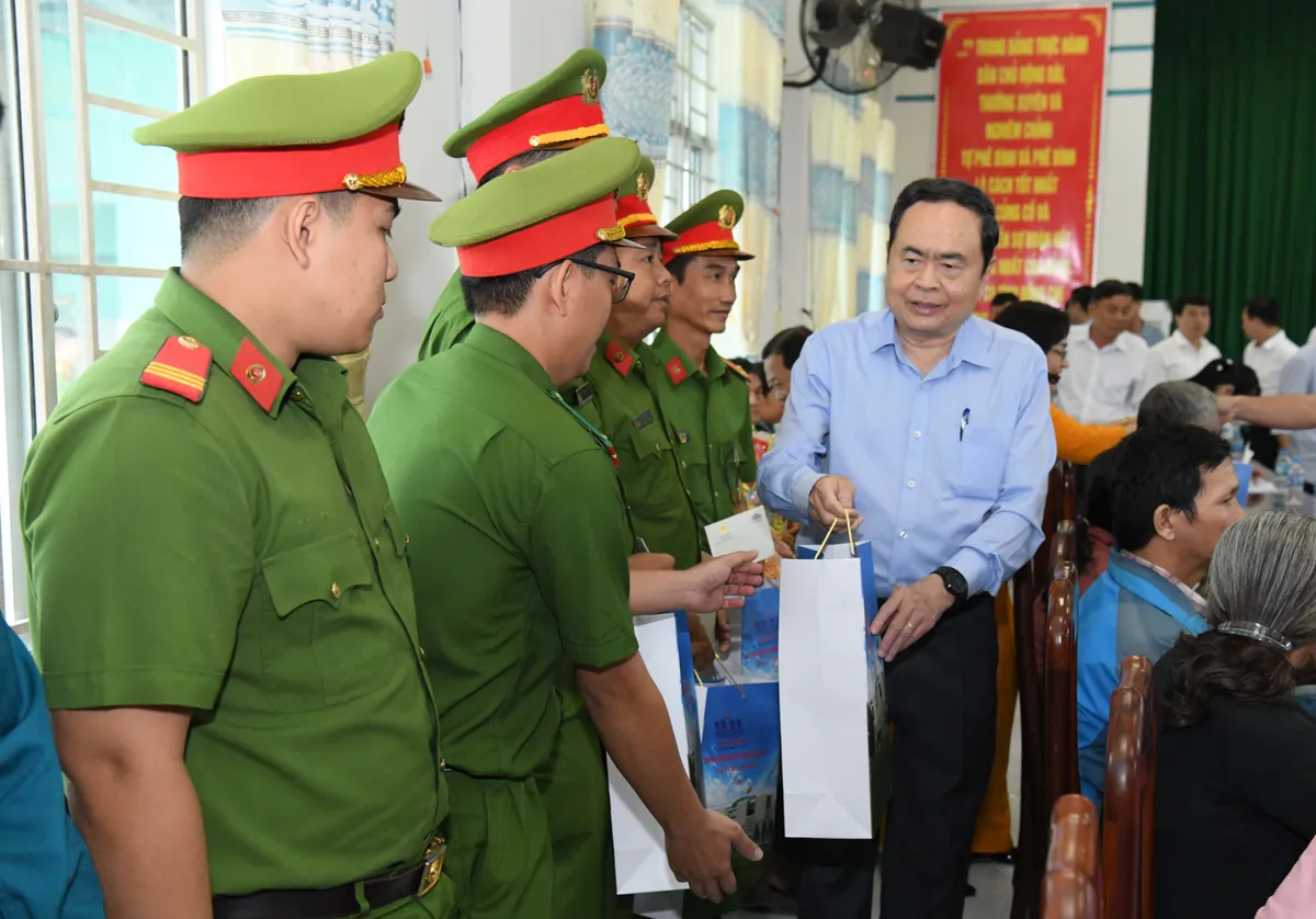 Chủ tịch Quốc hội Trần Thanh Mẫn thăm, tặng quà Tết tại tỉnh Hậu Giang - Ảnh 4.