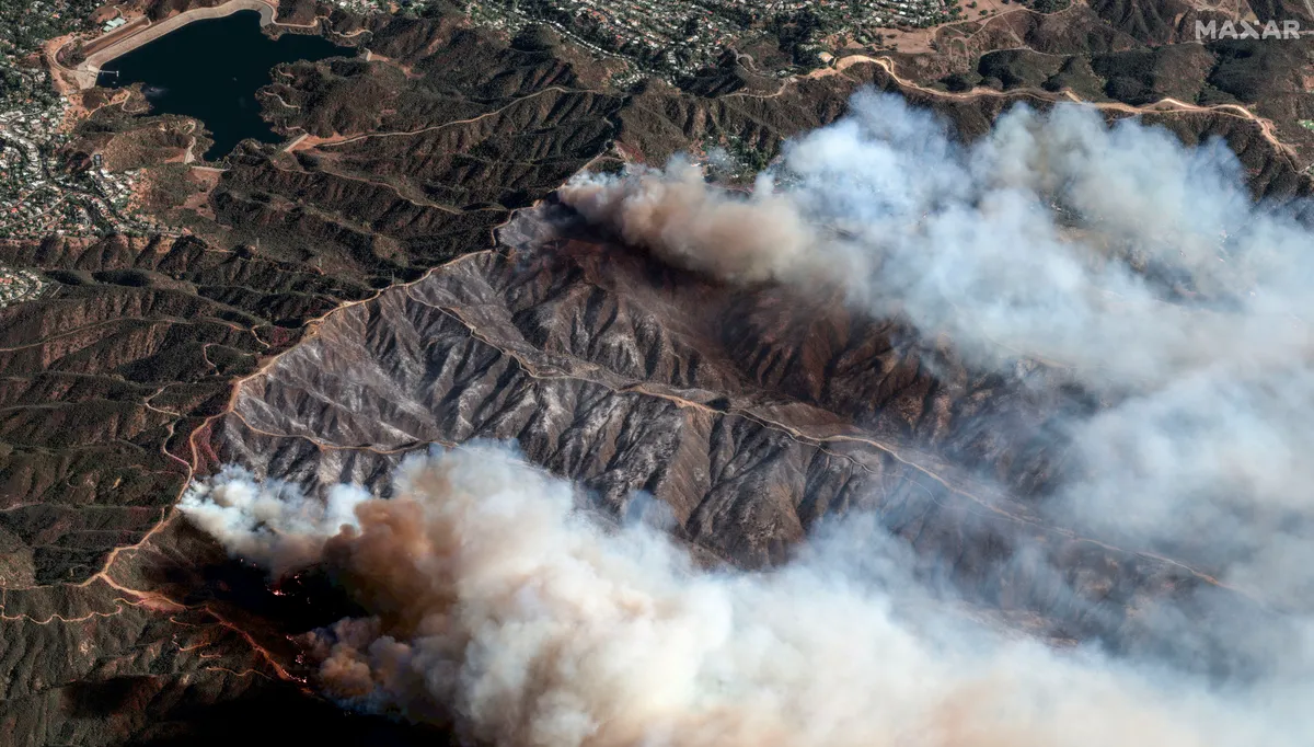 Chạy đua ngăn cháy rừng lan rộng ở California (Mỹ), 16 người tử vong - Ảnh 1.