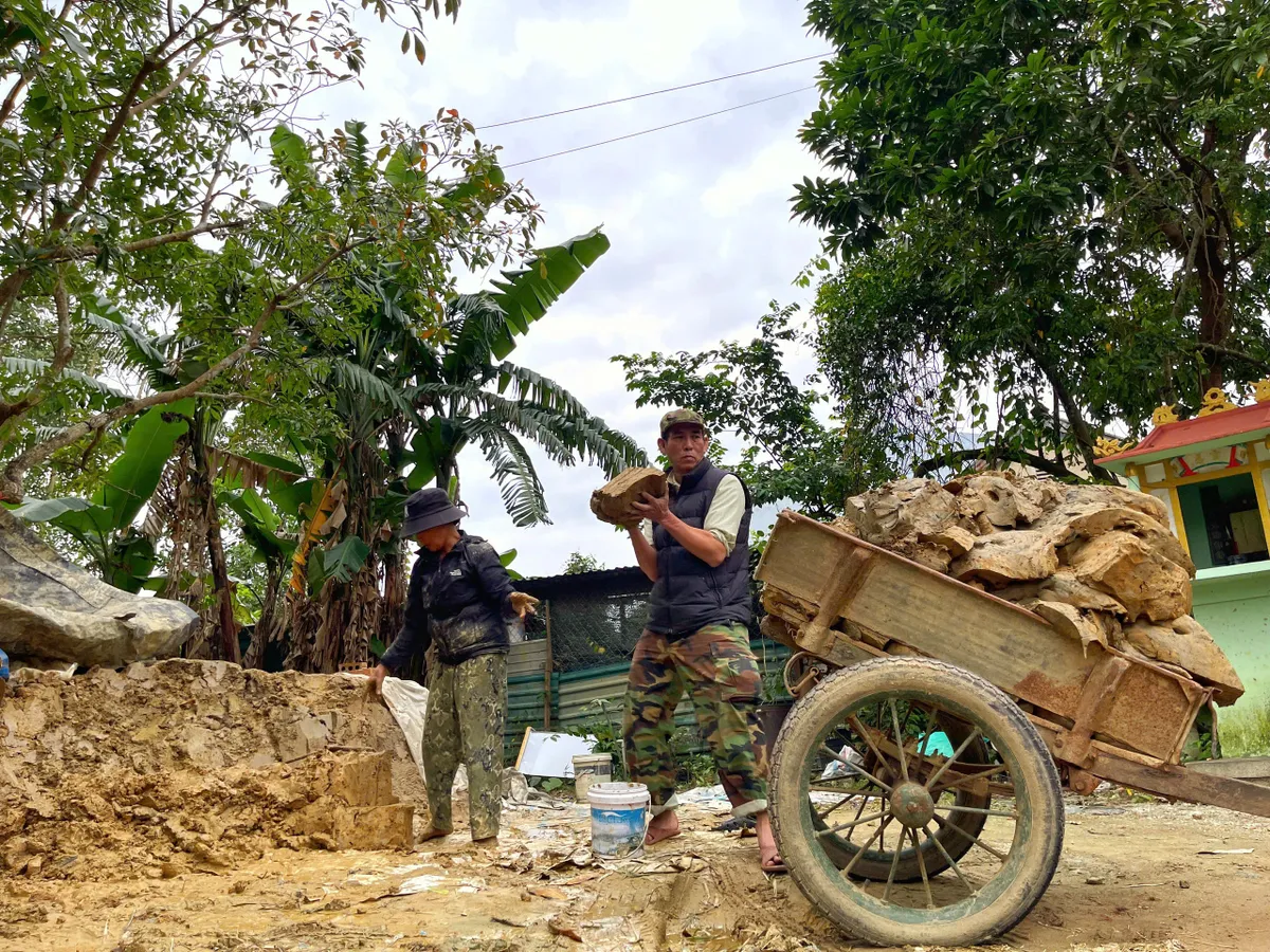 Làng làm ông Công, ông Táo ở Huế rực lửa mùa Tết - Ảnh 2.